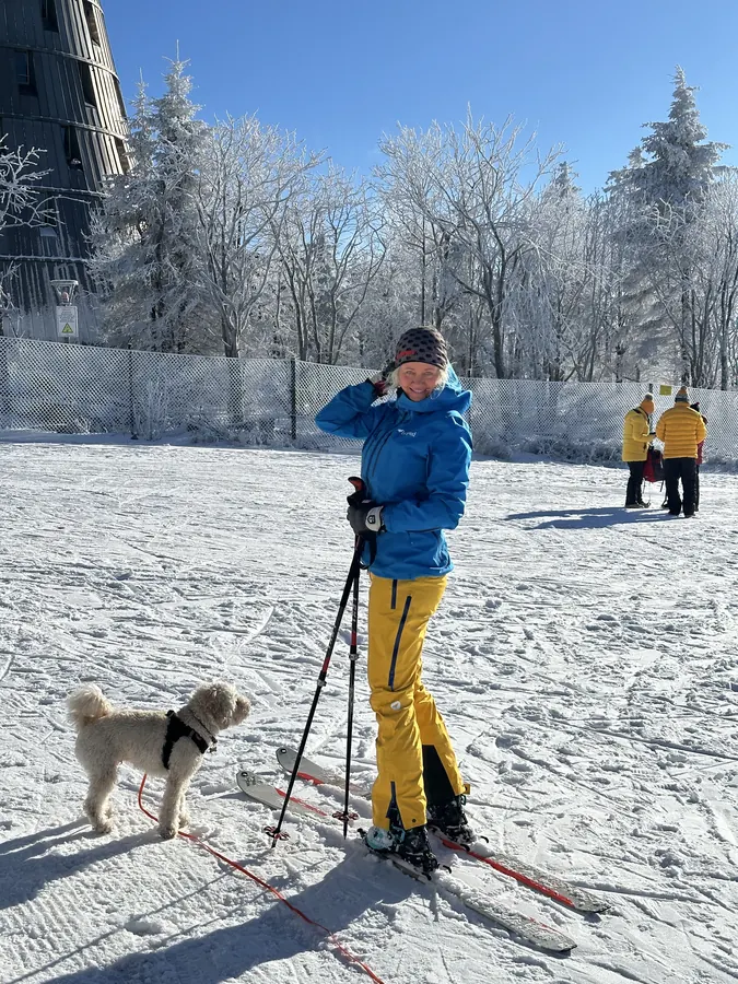 Ludwig begleitet eine Langläuferin im Schnee