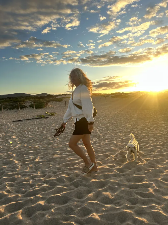 Ludwig am Strand bei Sonnenuntergang