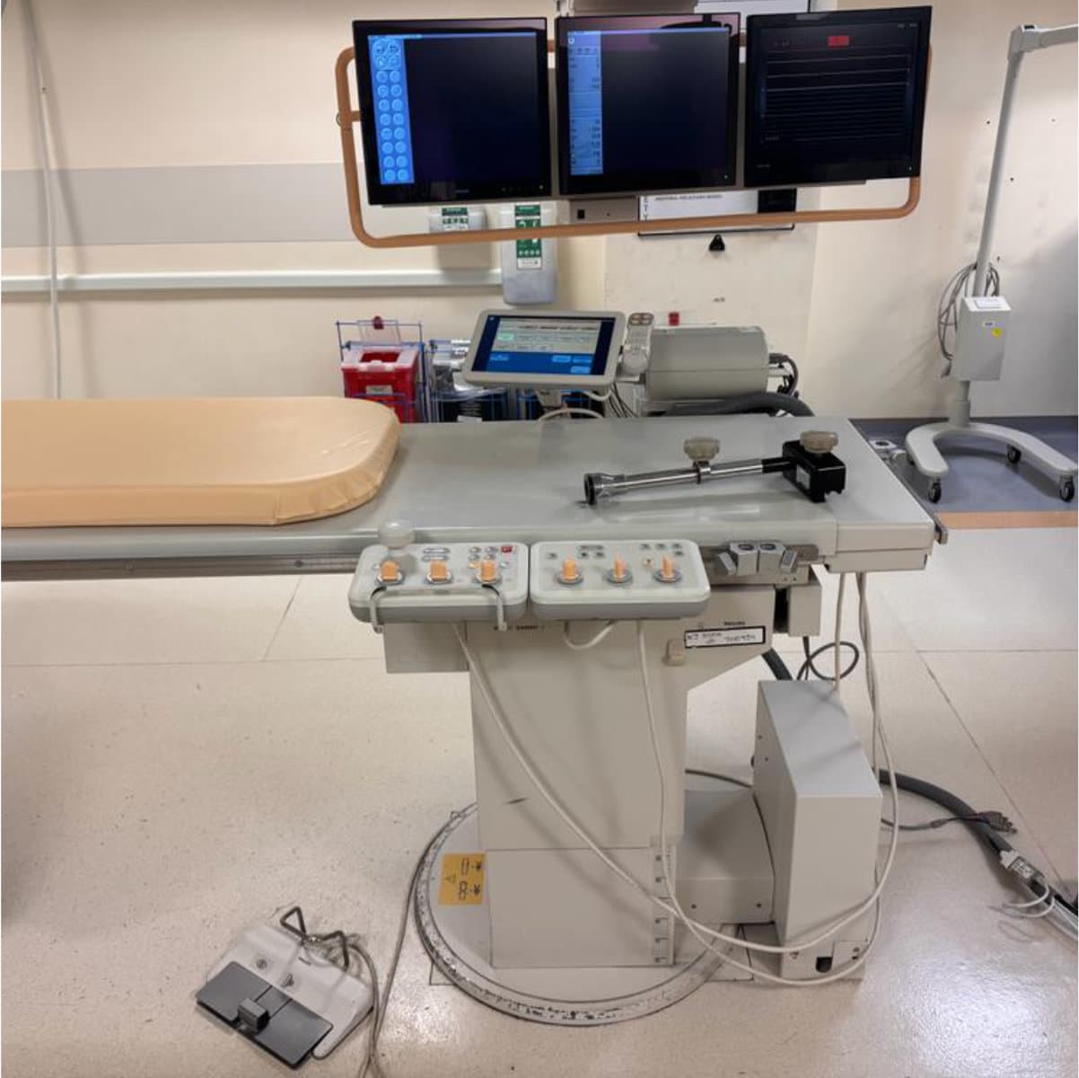 Allura Xper FD20 table and controls