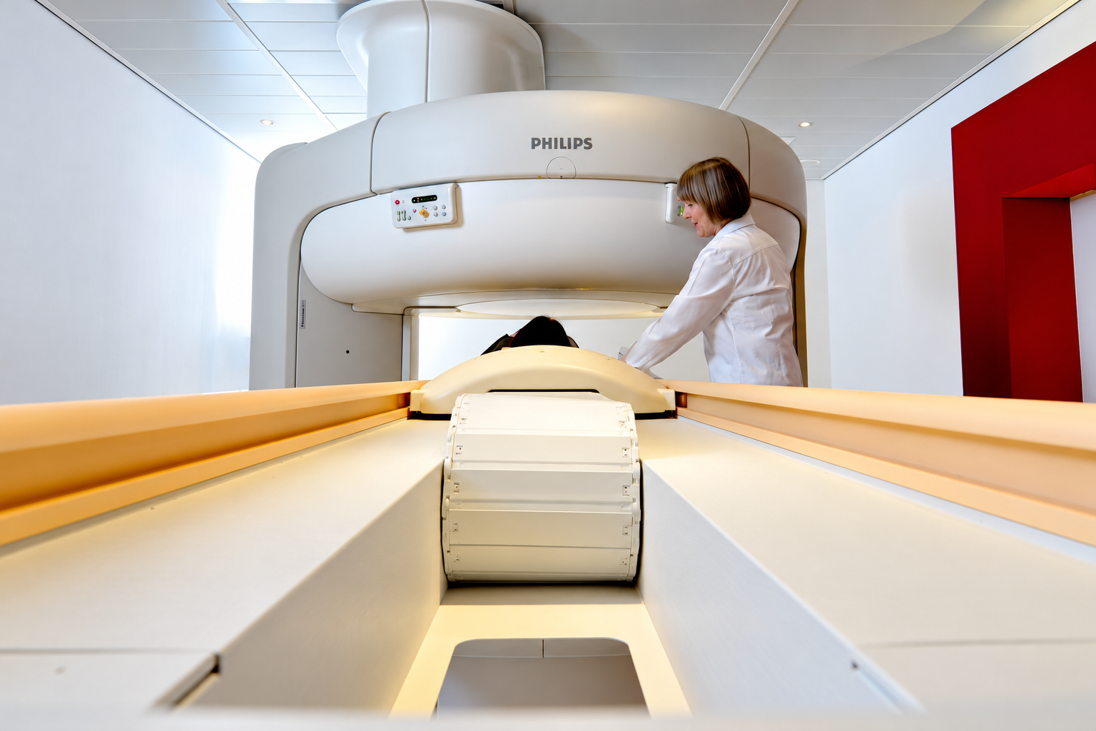 Philips Panorama de 1.0 T abierto con personal de radiología