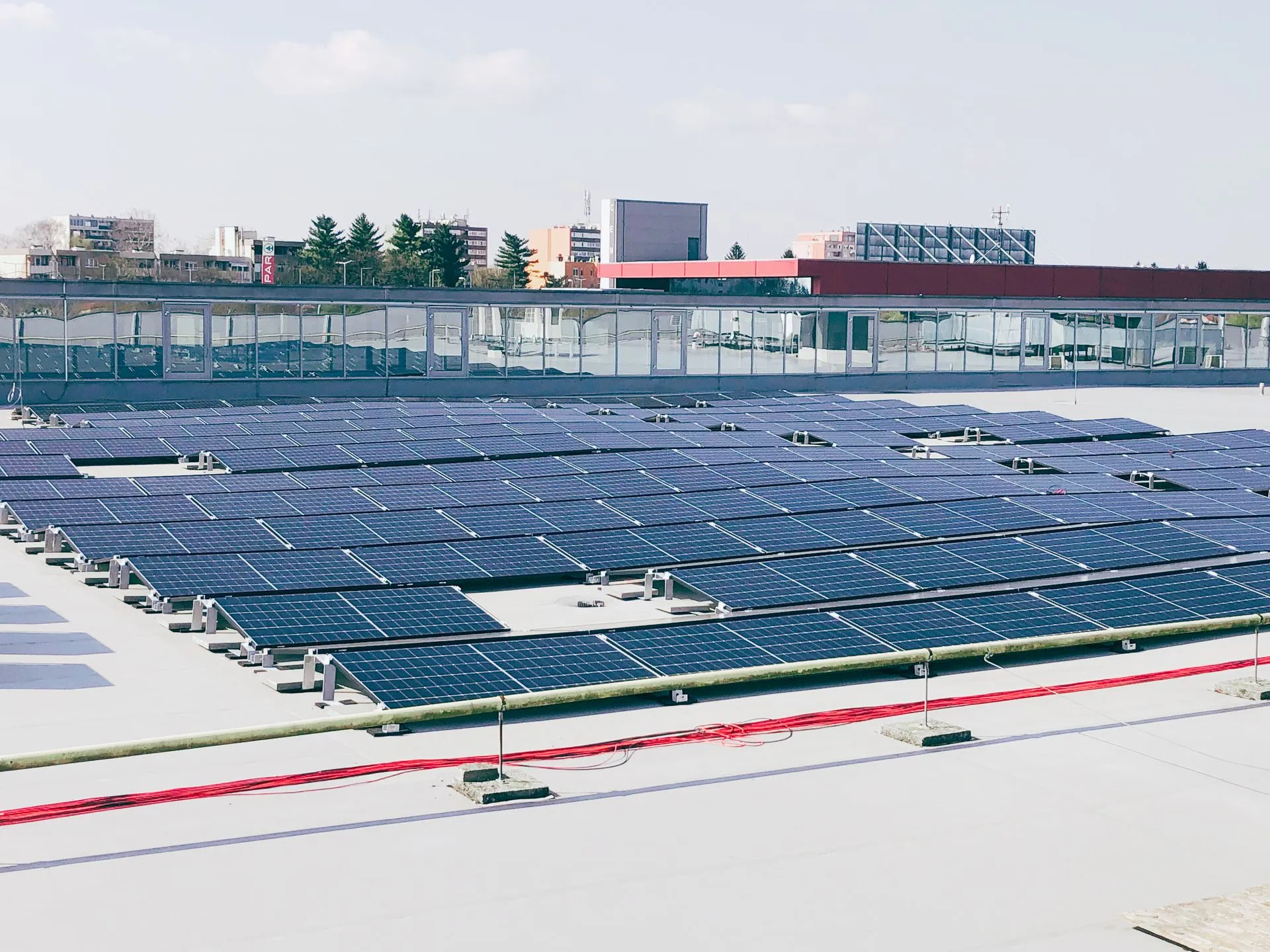 Industrielle PV-Flachdach-Installation in Ungarn, 550 kWp
