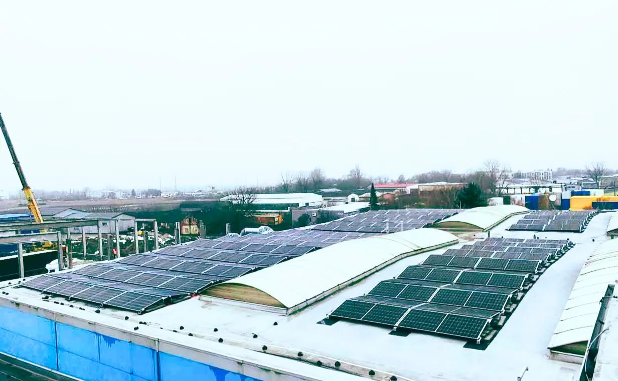 Industrielle PV-Flachdach-Installation in der Slowakei, 220 kWp