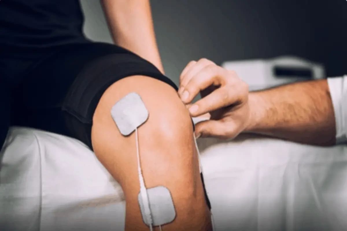 Post-surgical knee rehabilitation session with a physiotherapist in Hamilton
