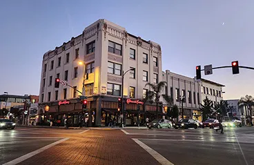  A nighttime street view of Pasadena, California, with the Cheesecake Factory building illuminated