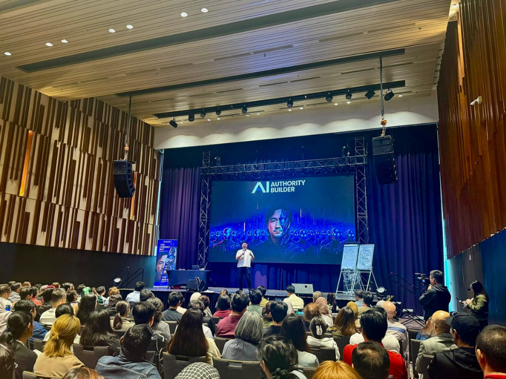 Duncan on stage at the Authority Builder event.