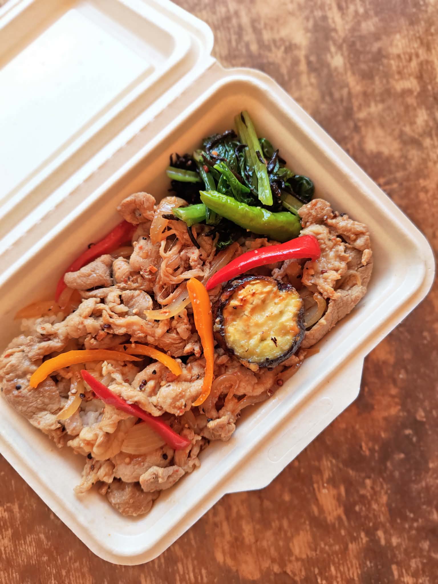 豚肉自家製ラー油炒めと彩り野菜ののっけ弁当