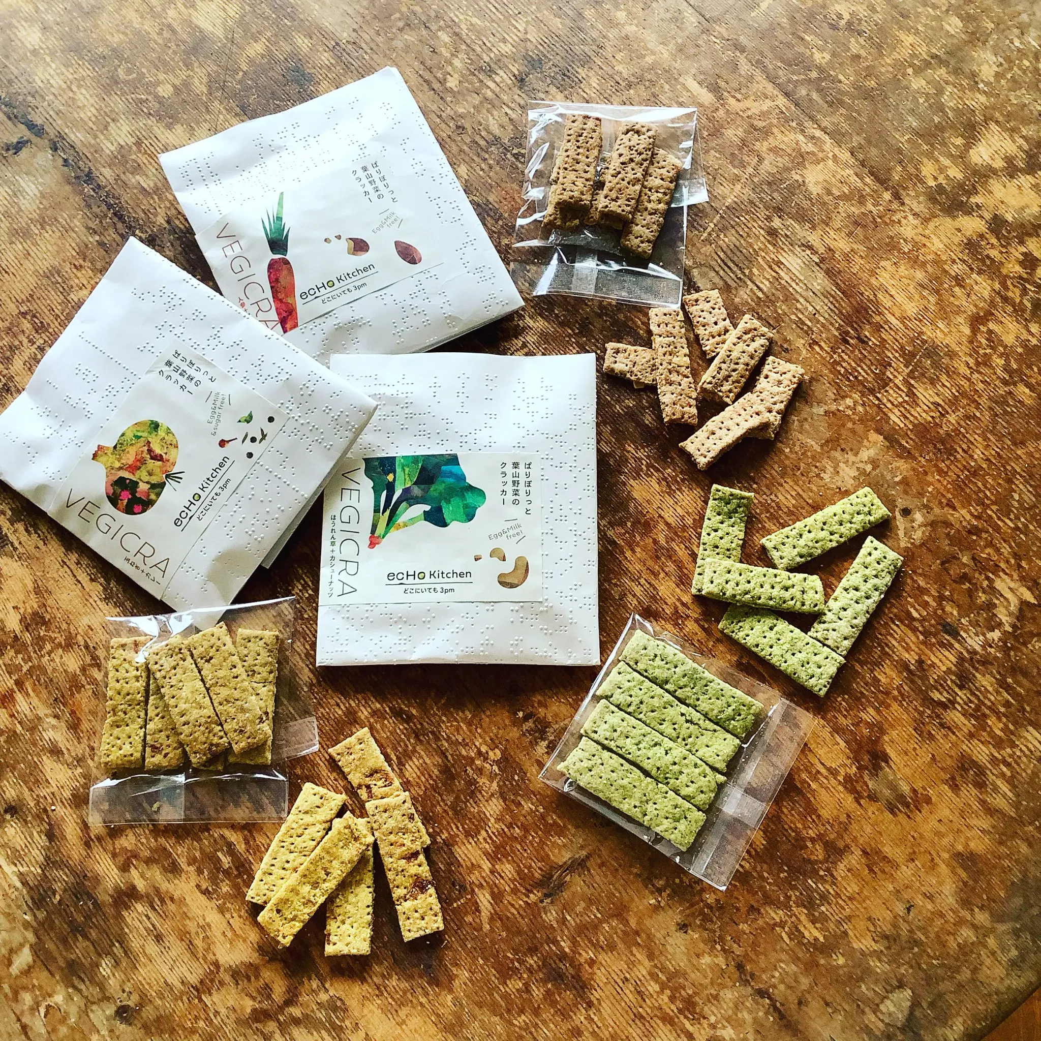 VEGICRA 葉山野菜のクラッカー3種のパッケージとクラッカー
