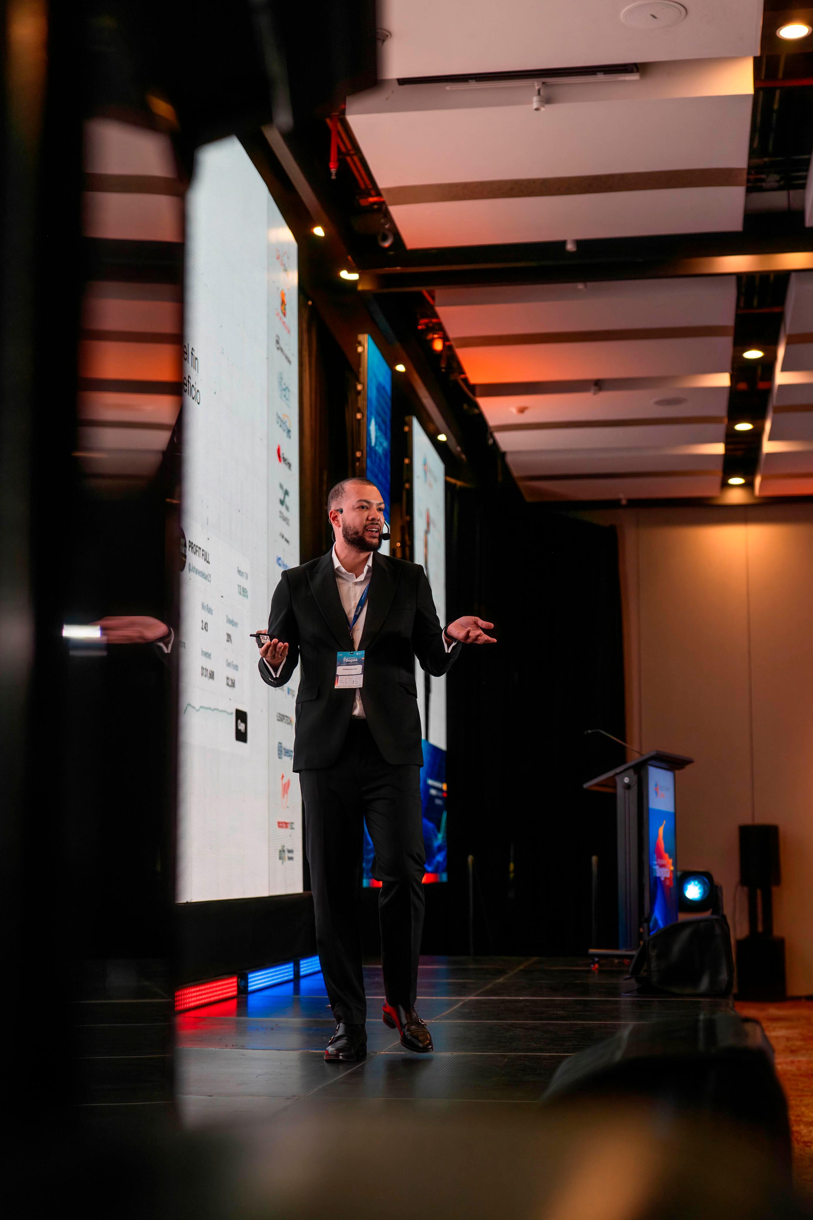 Rodrigo Martínez en evento de la industria