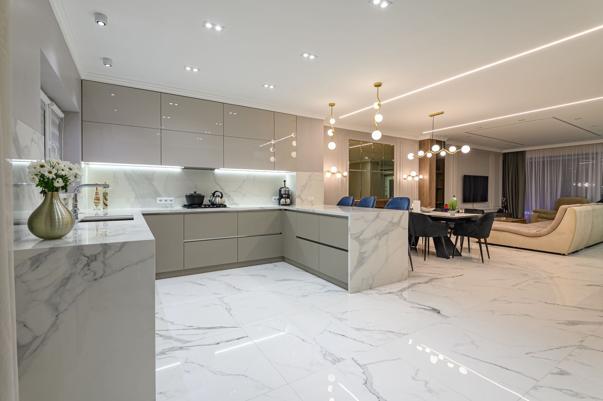 Kitchen with high-gloss finishes