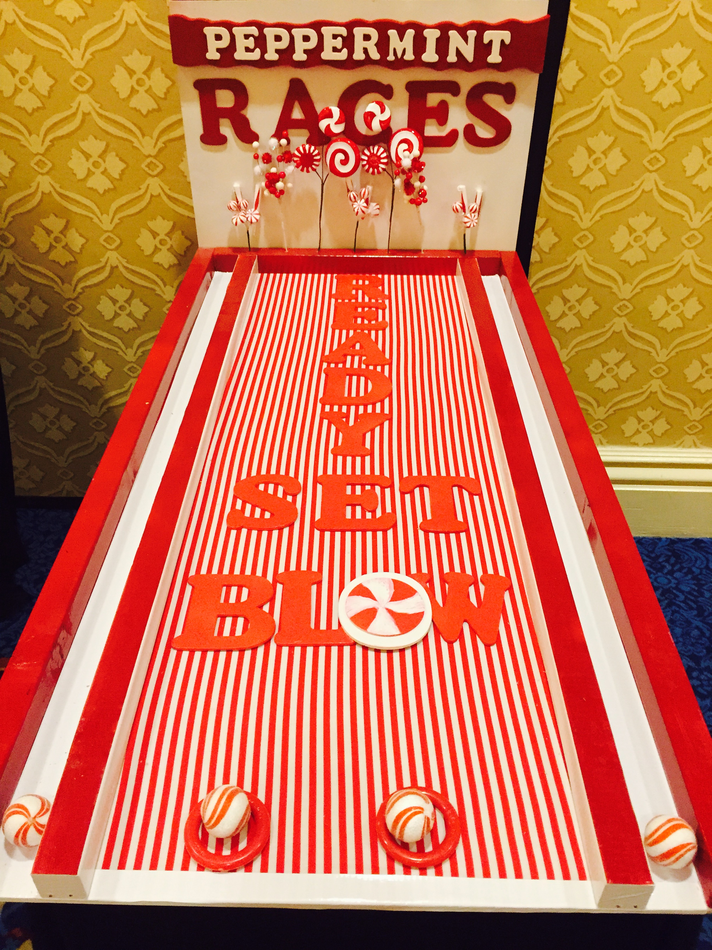 Peppermint Races candy-themed carnival game.