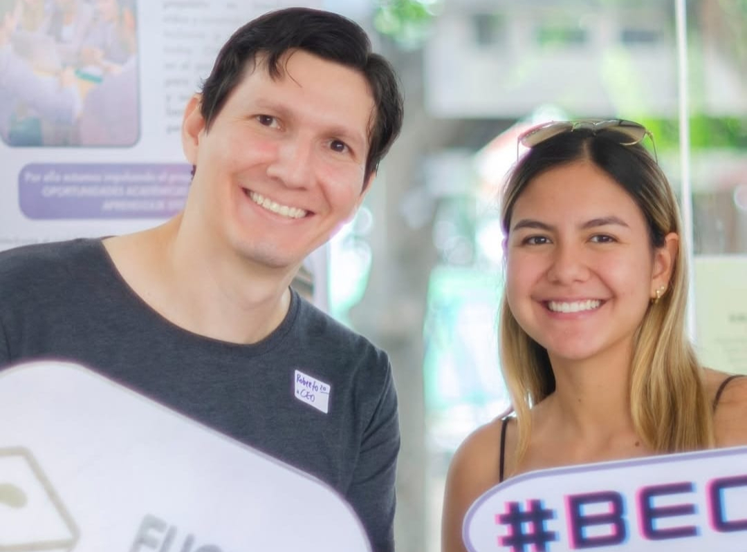 Becados de FUCREEIN sonriendo en un evento