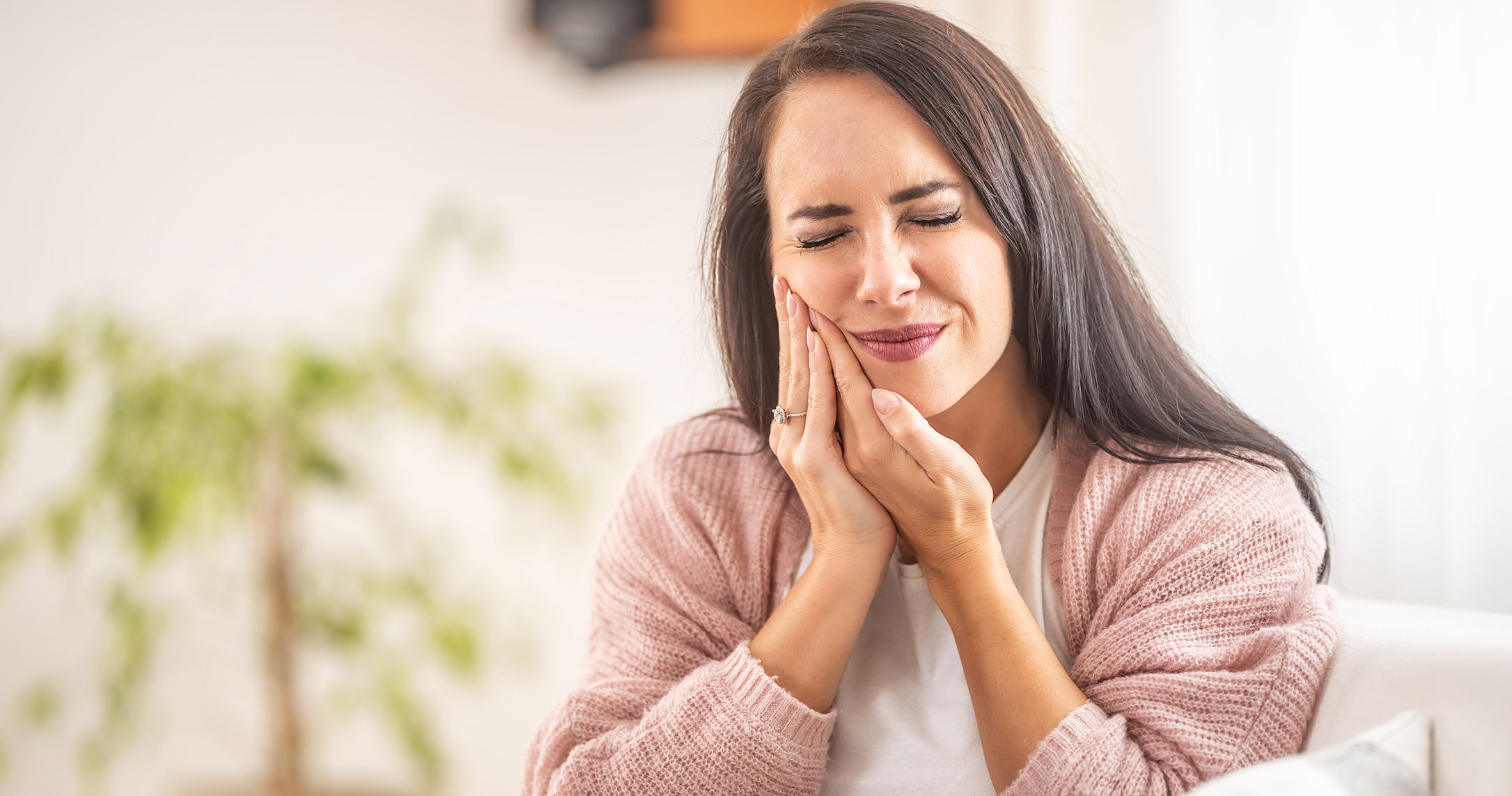 Woman with tooth pain
