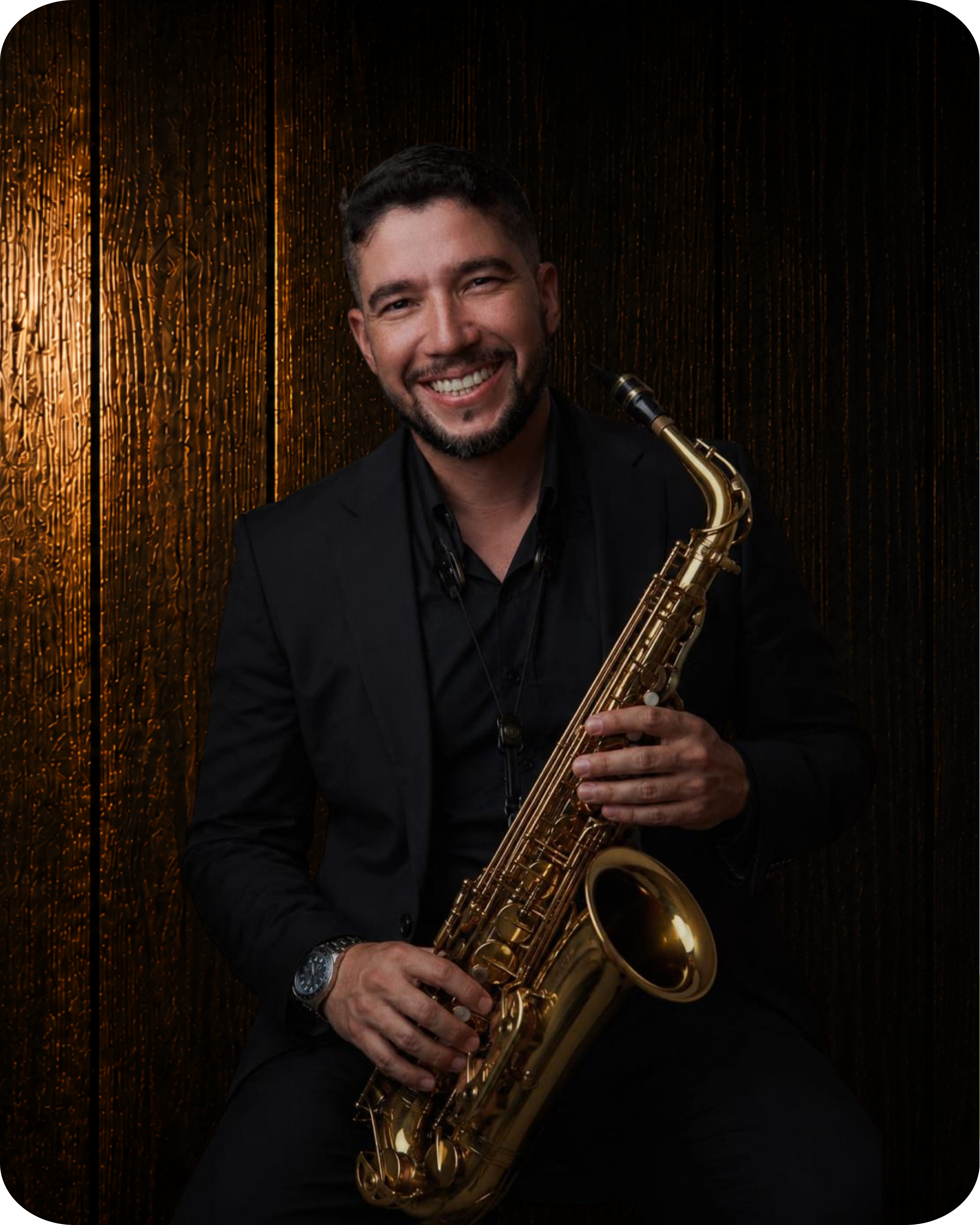 Camilo con saxofón
