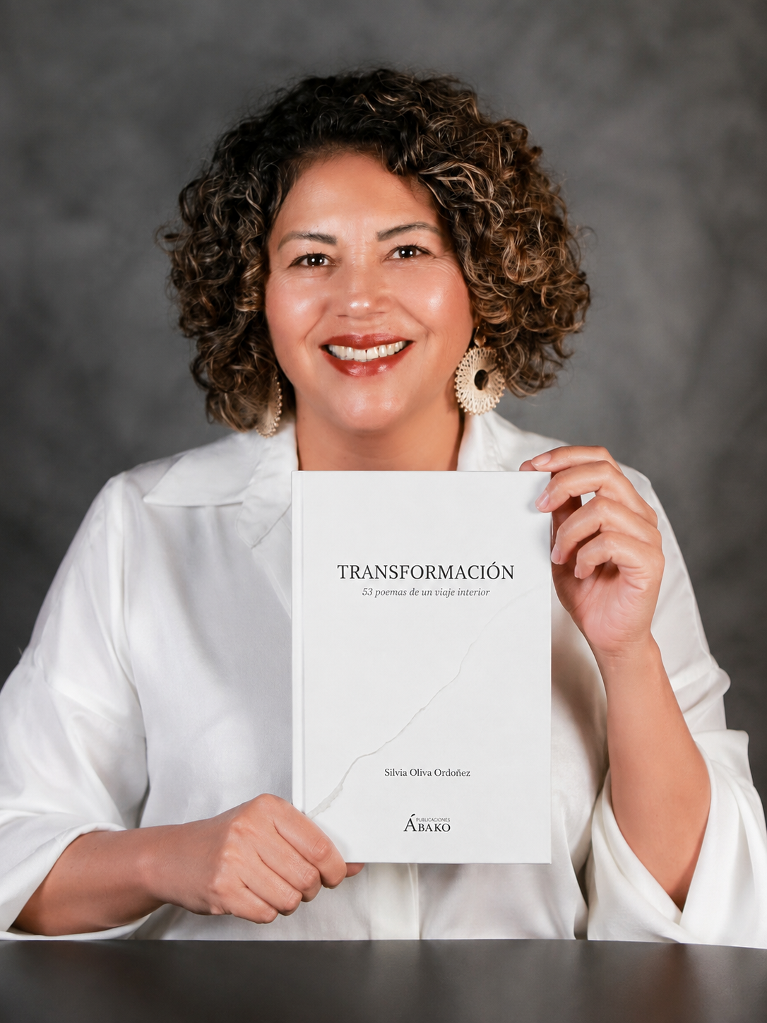 Silvia Oliva Ordóñez con su libro Transformación