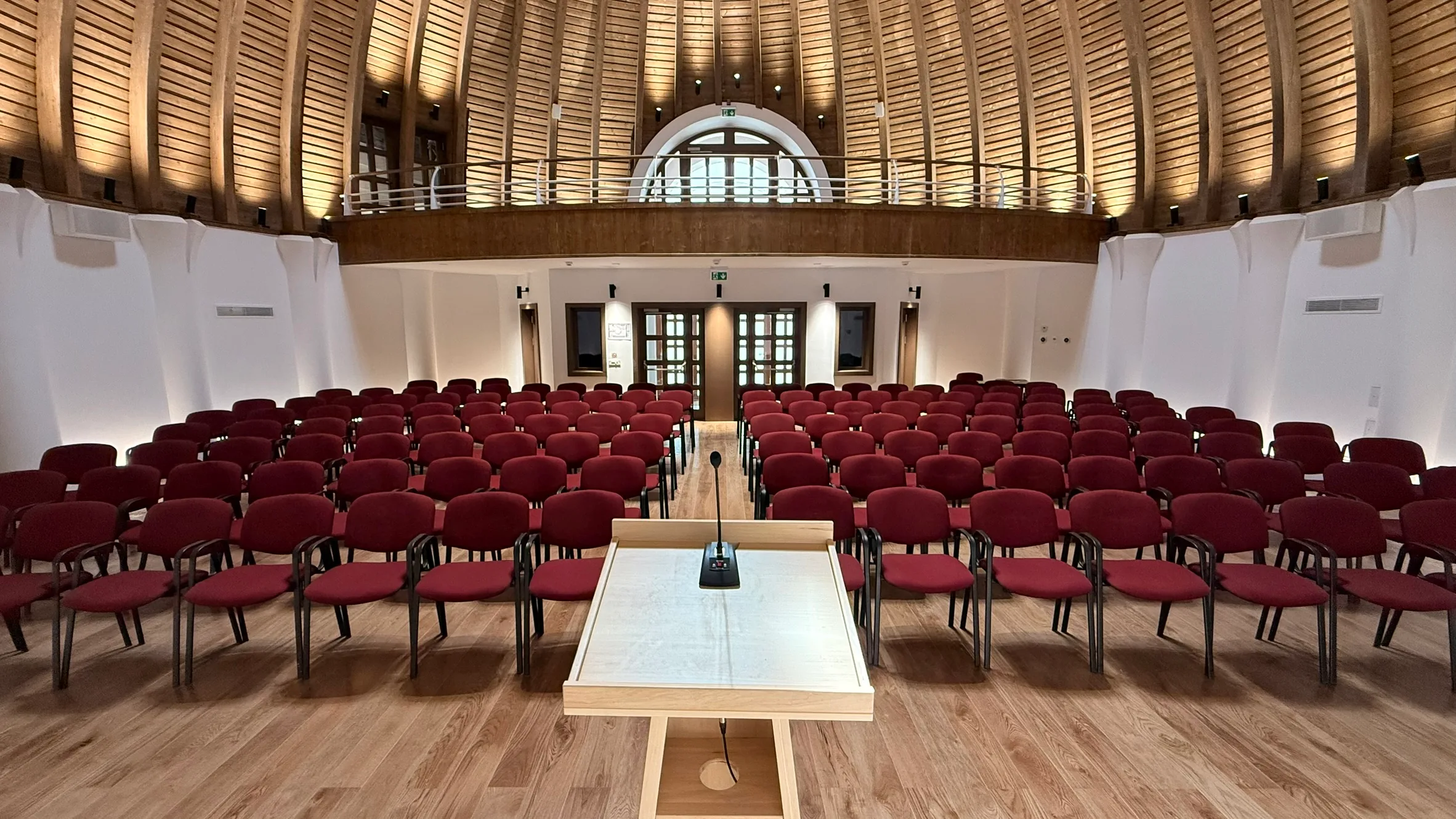 A központ konferenciaterme karzattal