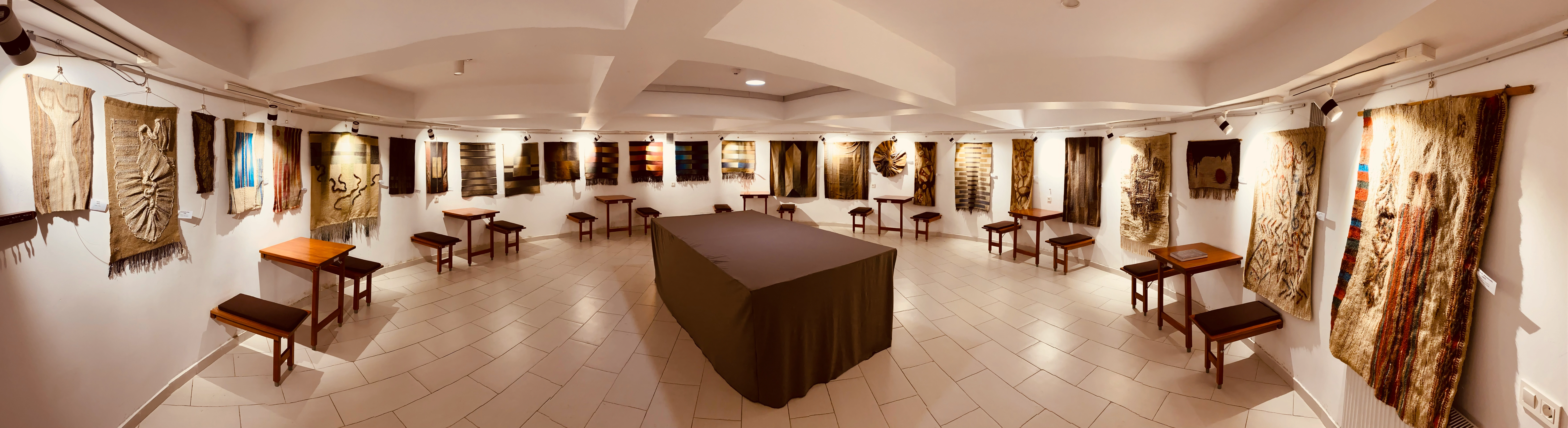 Kunstausstellung im runden Ausstellungsraum im Untergeschoss