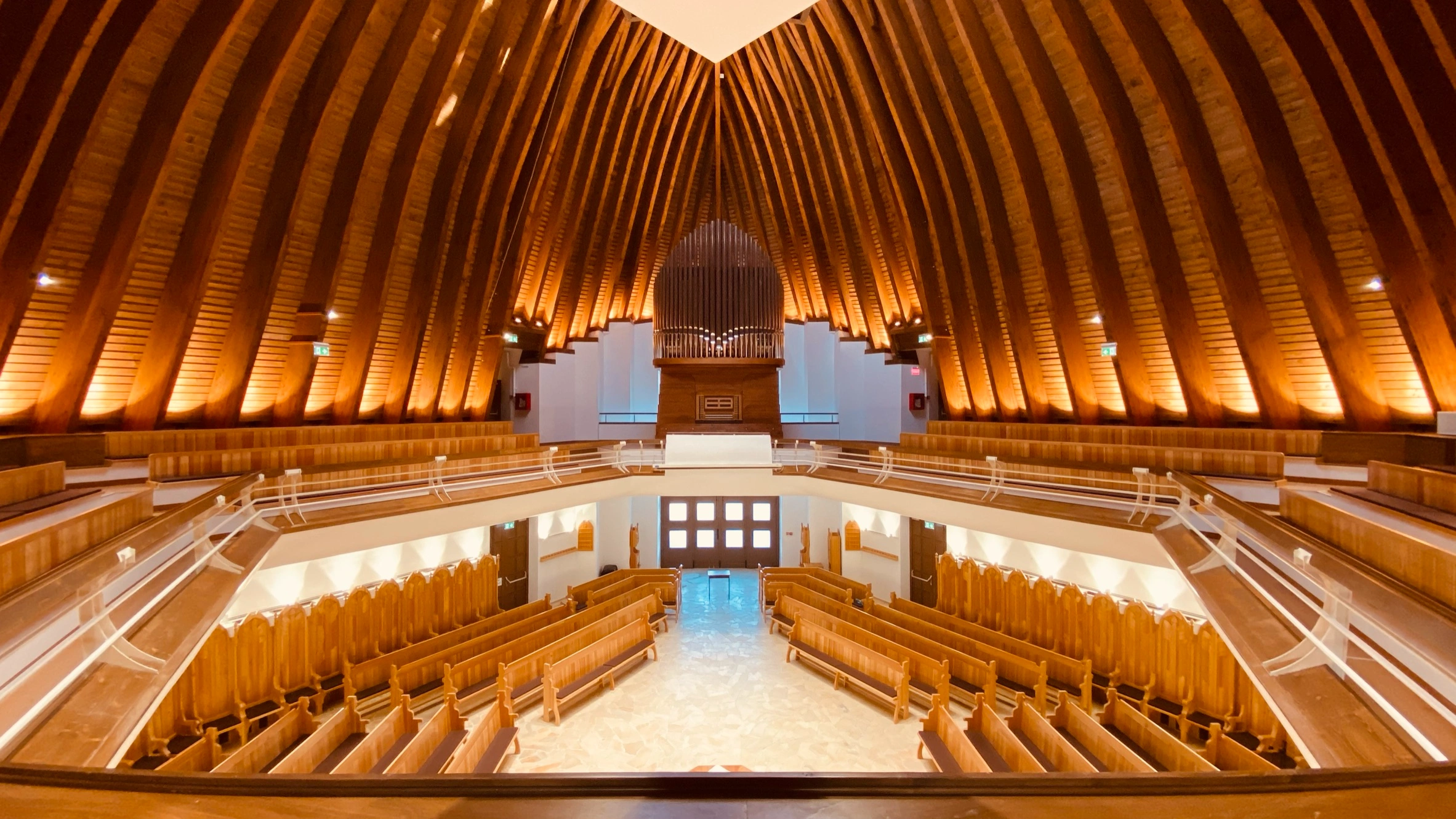 A Templom — Templombelső orgonával