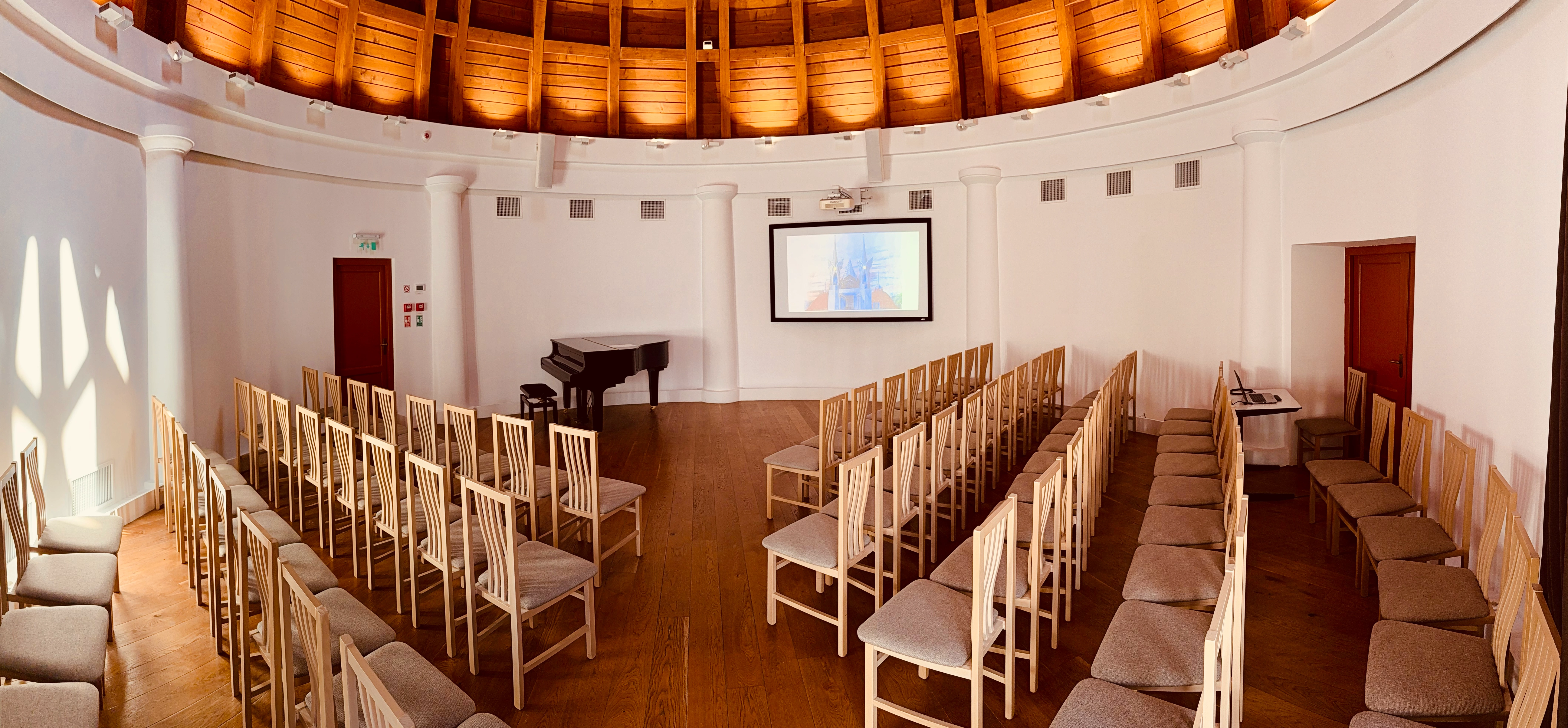 Kammerkonzertsaal mit Klavier