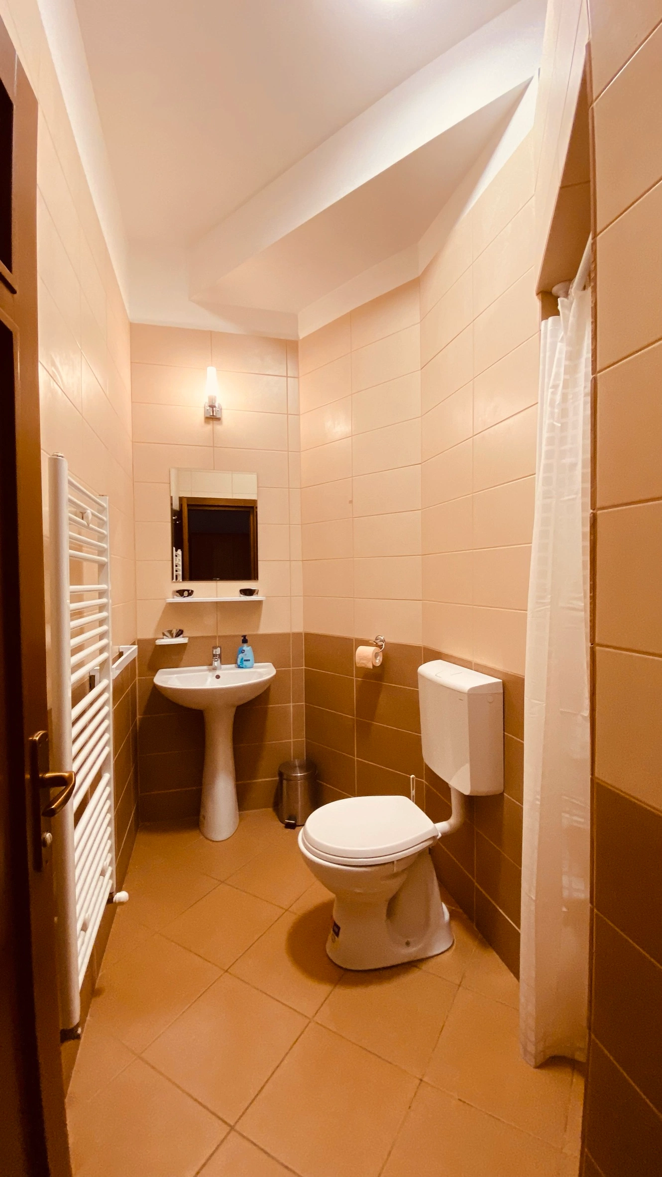 Guest room E-14