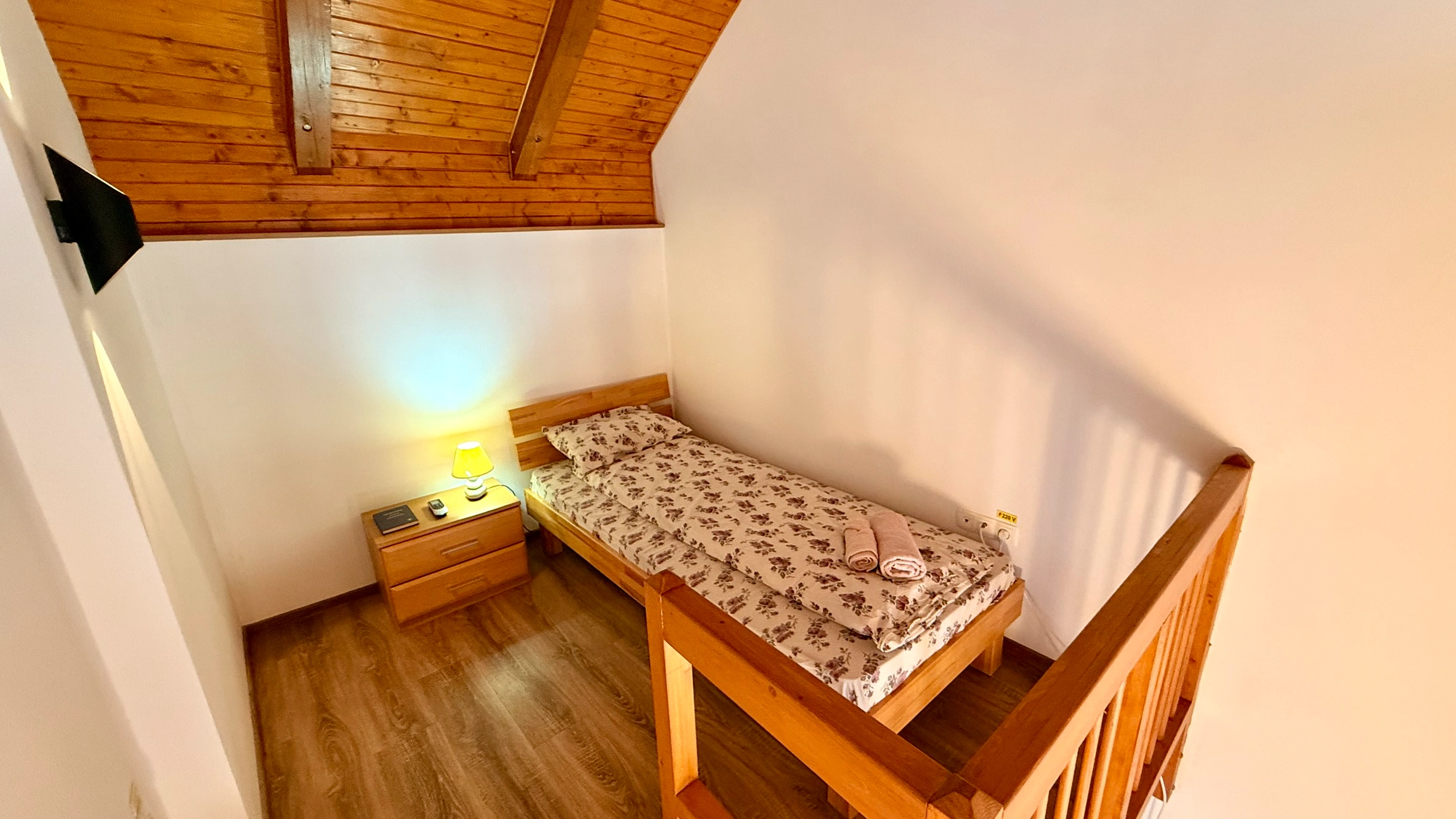 Guest room E-21