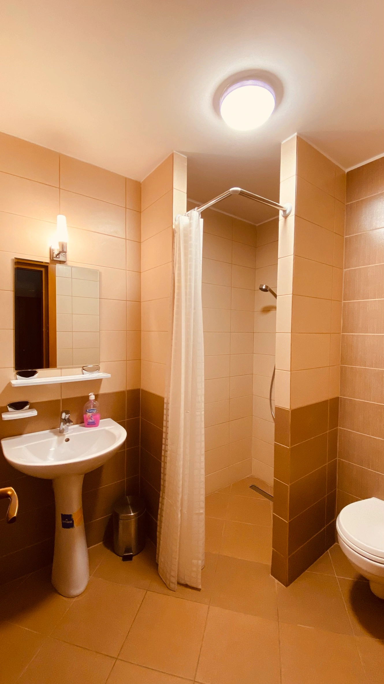 Guest room E-23