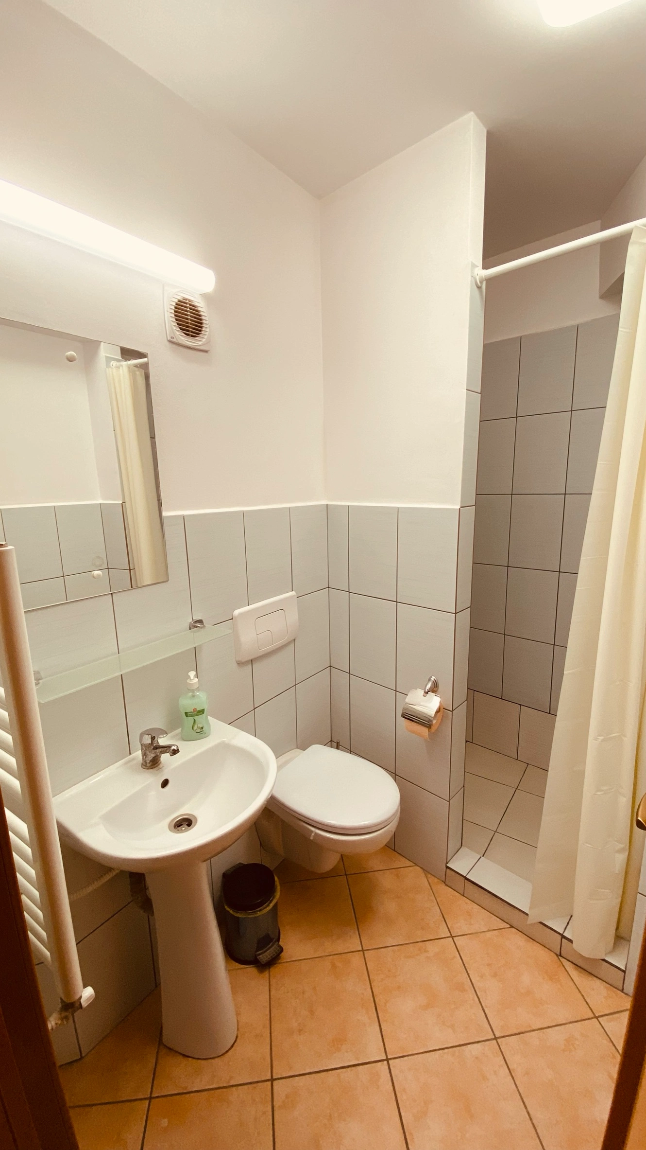 Guest room F-21