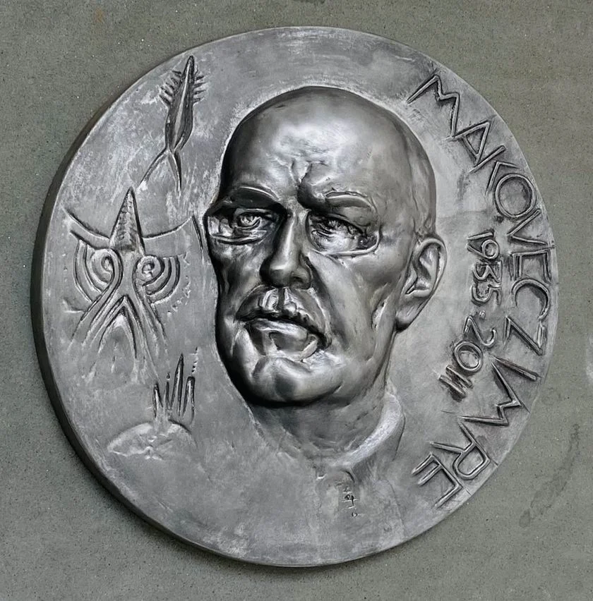 Gedenktafel für Makovecz Imre, ein Werk des Bildhauers Vetró András