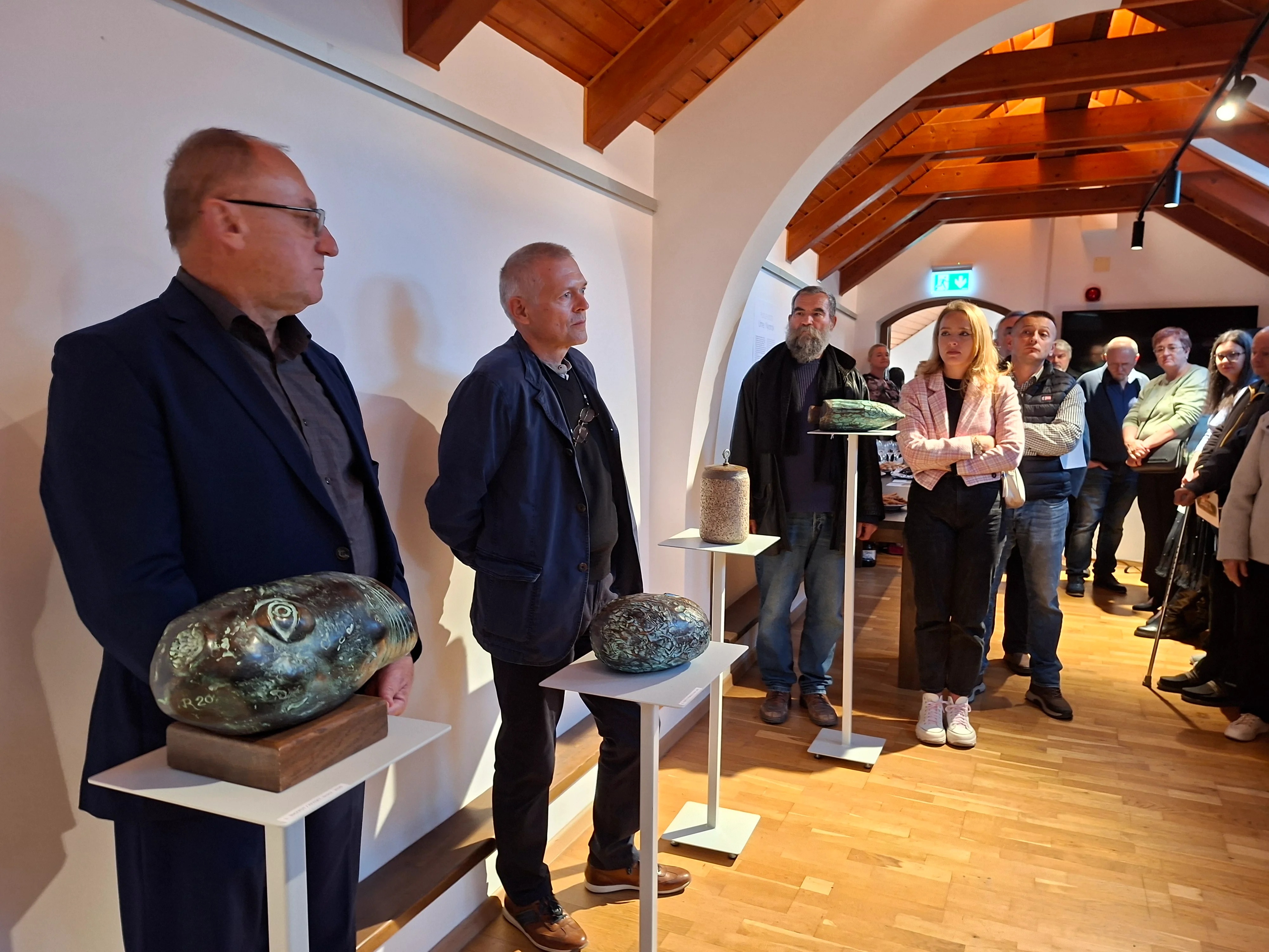 Látogatók és szobrok a Kocsis-kiállítás megnyitóján