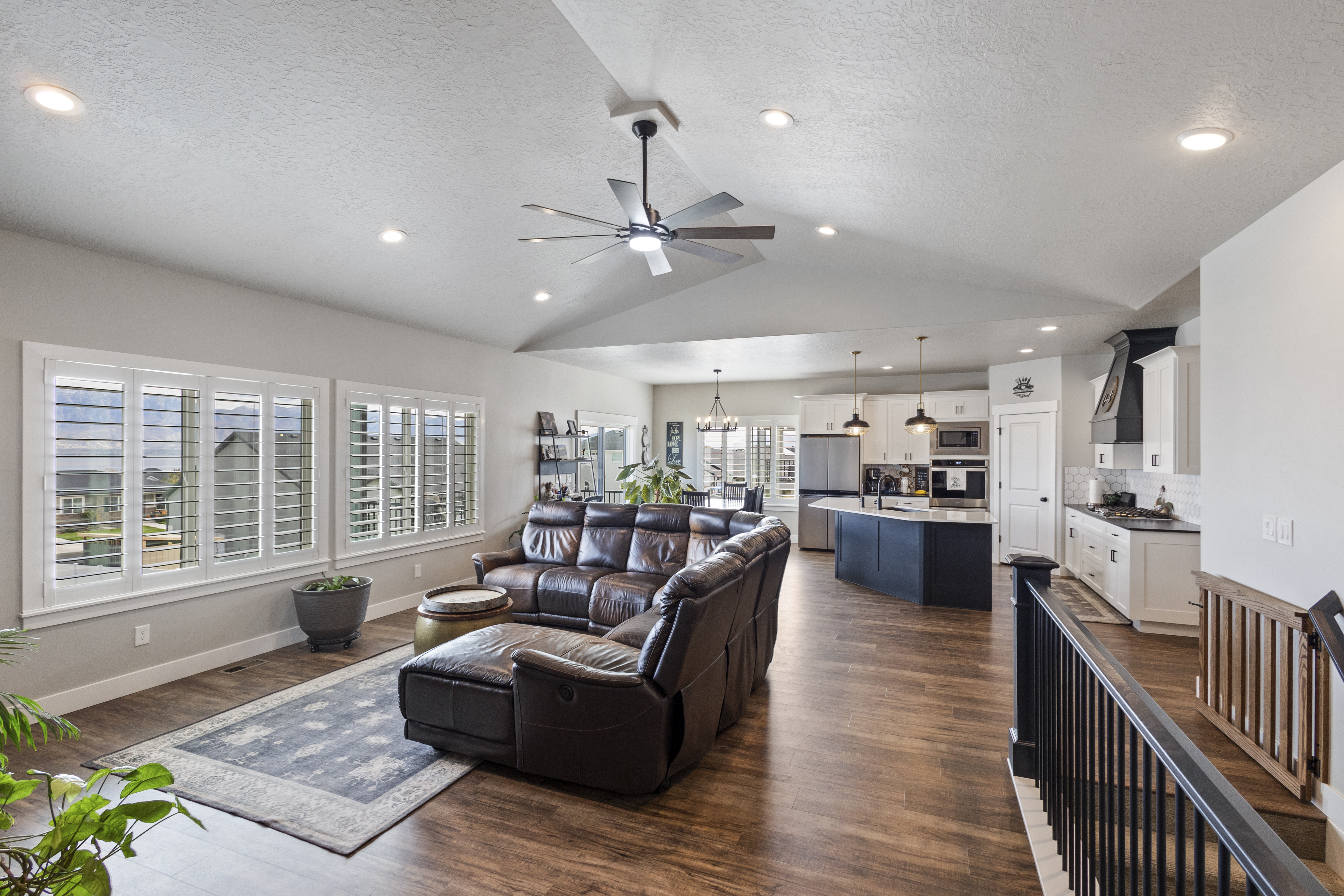 utah-open-concept-living-room-vaulted-ceilings.jpg