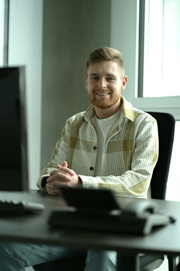 Un dirigeant souriant à son bureau
