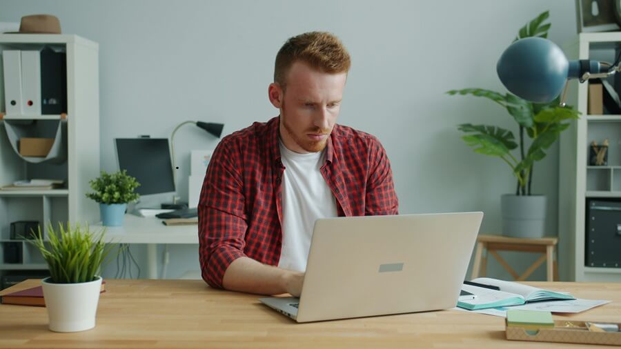 Un dirigeant concentré travaille sur son ordinateur portable