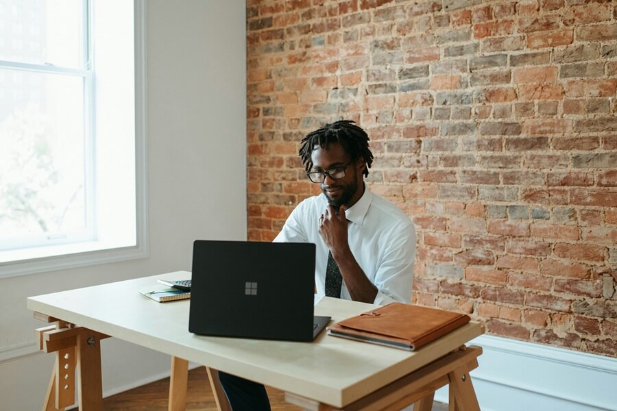 Un entrepreneur à son bureau devant son ordinateur portable