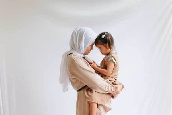 ام فى لحظة هدوء اثناء غضب الطفله لمياعدته على تنظيم انفعاله 