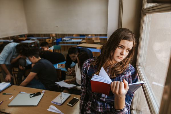مراهق يتأمل أثناء تعلمه خلال فترة المراهقة