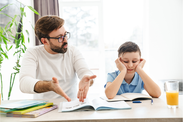 أب يواجه ابنه المراهق بشأن واجباته المدرسية غير المكتملة.