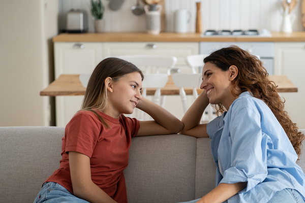 مراهق يعبر عن مشاعره بينما يستمع إليه أحد والديه بتعاطف