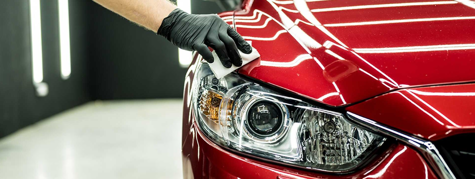 Glossy car paint with a hydrophobic ceramic coating finish