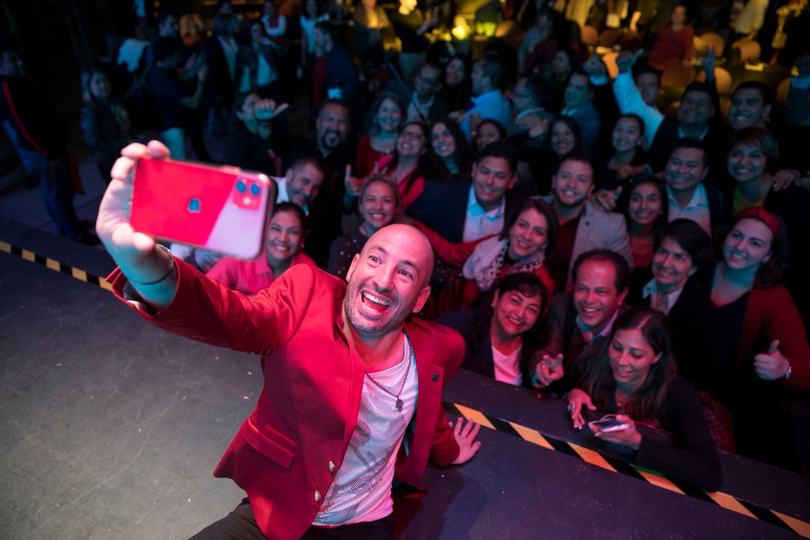 Jaime Lokier tomándose una selfie desde el escenario con el público de la Cumbre detrás.