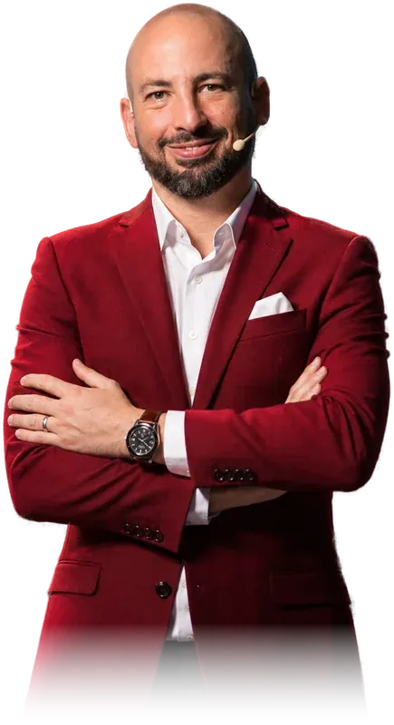 Jaime Lokier, de saco rojo y diadema de micrófono, con los brazos cruzados.