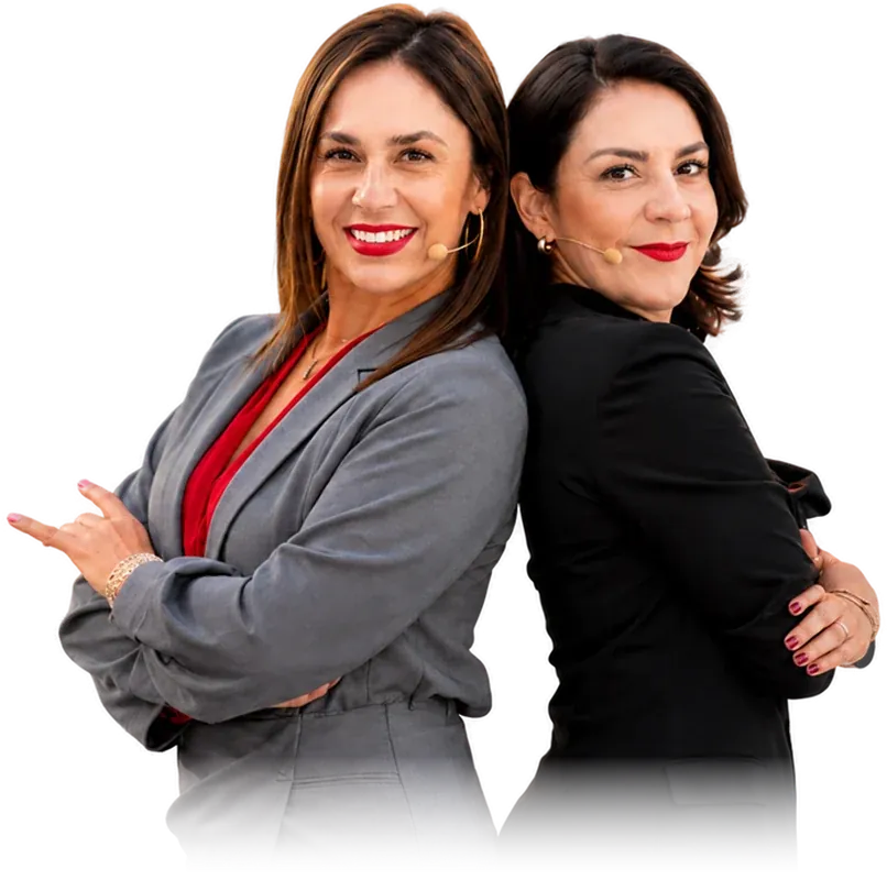 Angie y Lu Rosas, las dos ponentes espalda con espalda en retrato de cuerpo medio.
