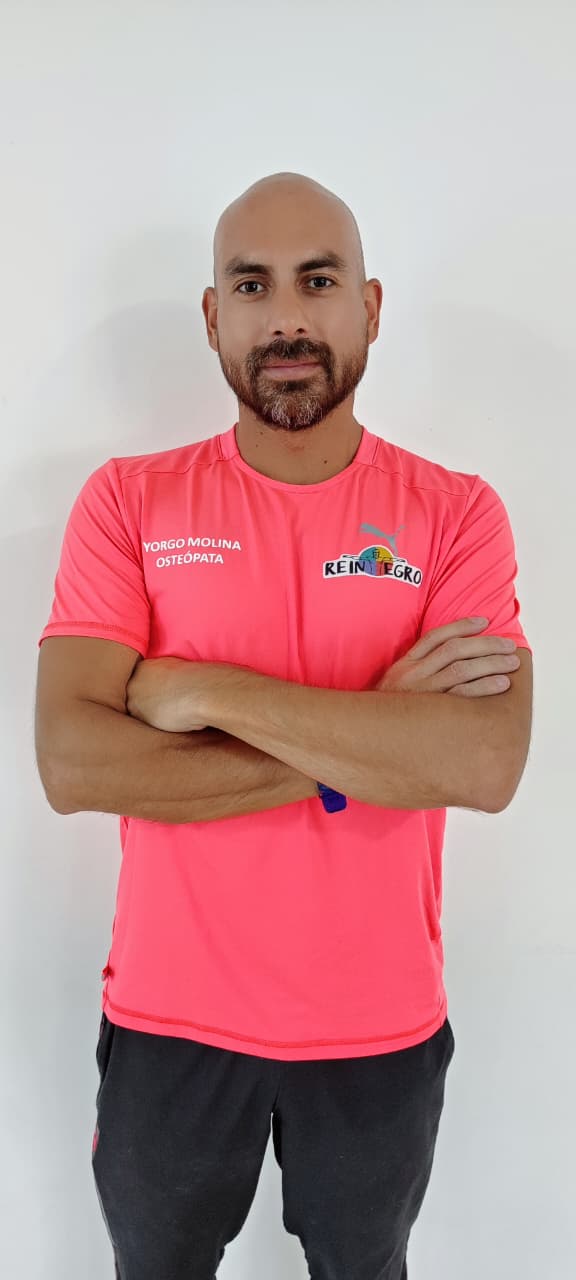 Yorgo Molina, kinesiólogo y osteópata Reintegro