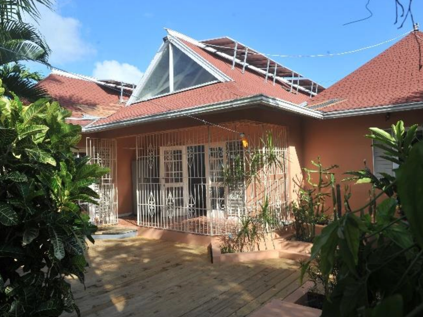 Spacious 2-Bedroom Villa with Garden & Investment Potential