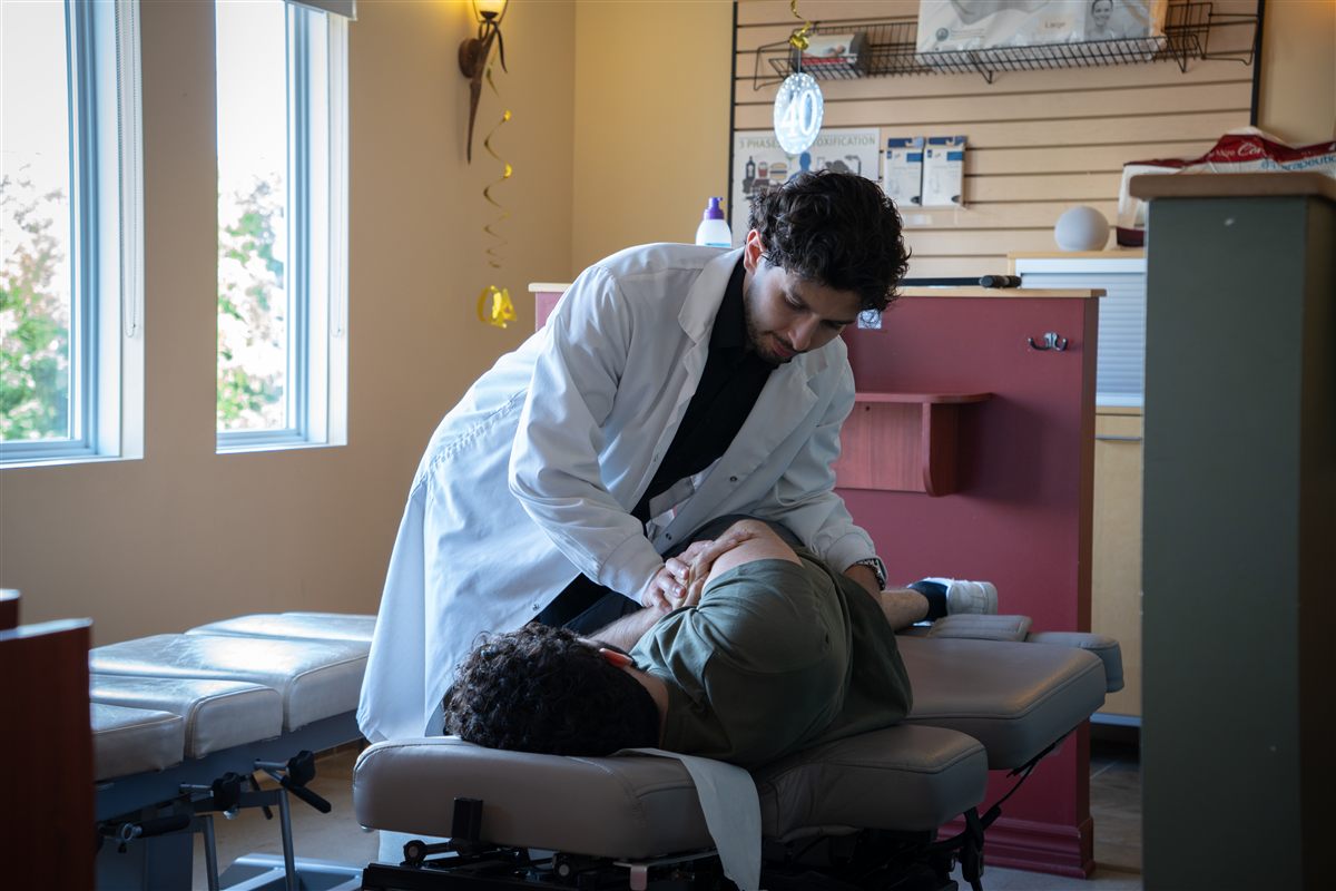 Dr John Gasparyan, chiropraticien, à la Clinique Kaizen