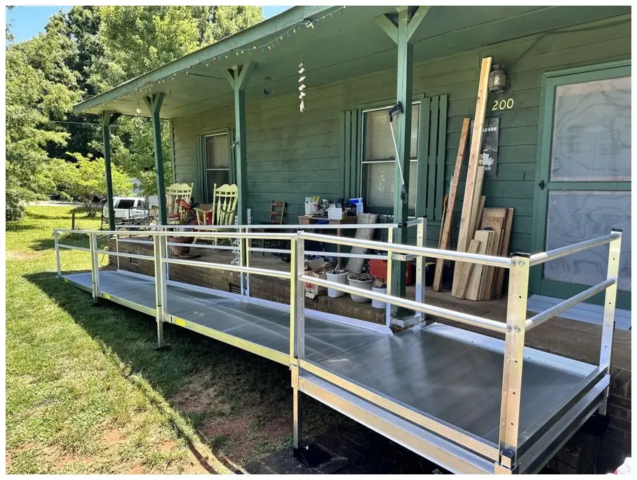Modular aluminum ramp creating safe entry access