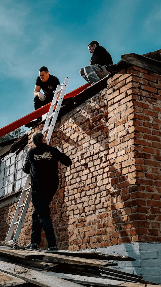 Equipo de reformas trabajando en obra