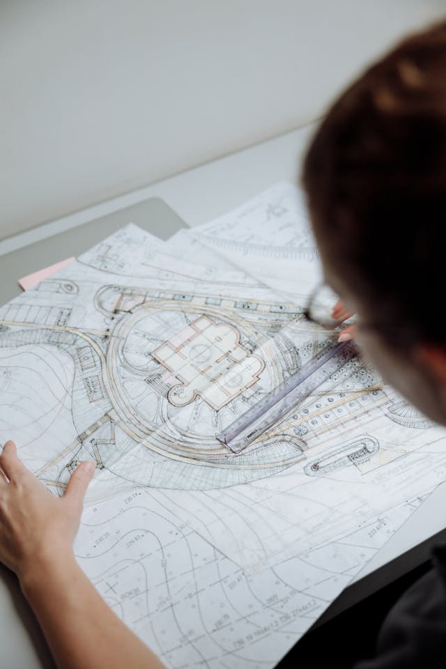 Arquitecto revisando planos de proyecto