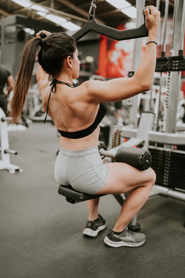 Entrenamiento en gimnasio moderno