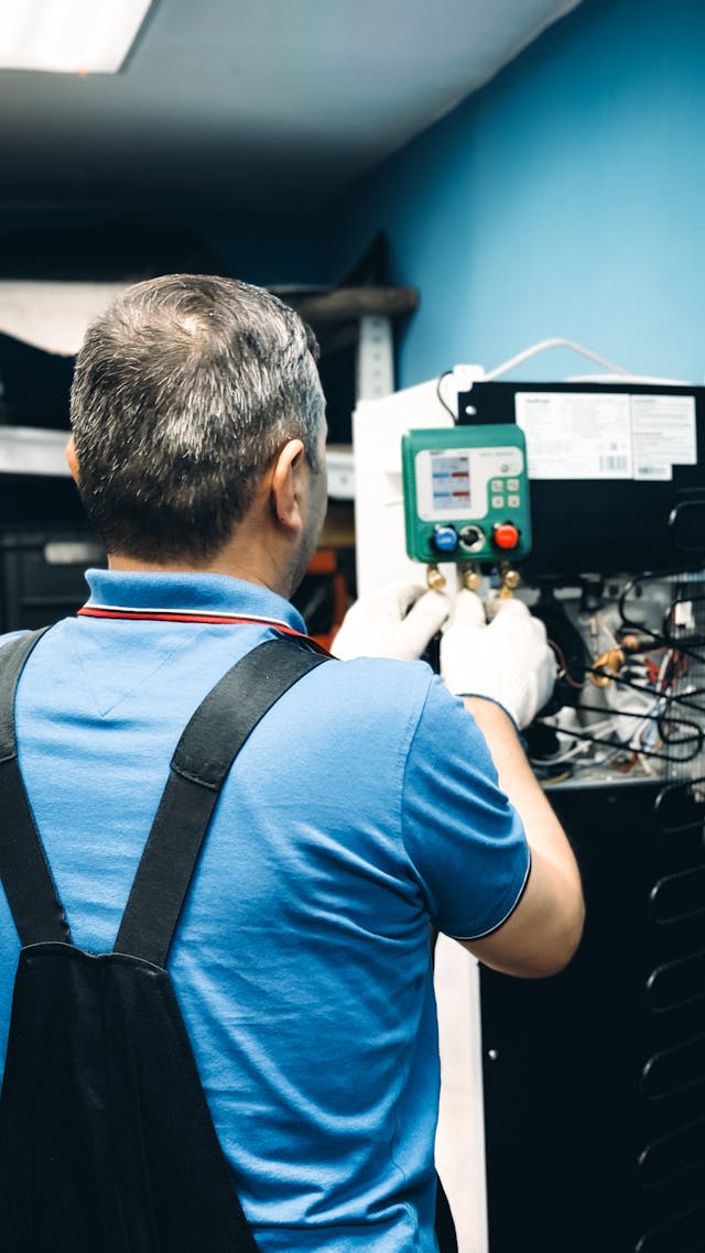 Técnico instalando sistema de climatización