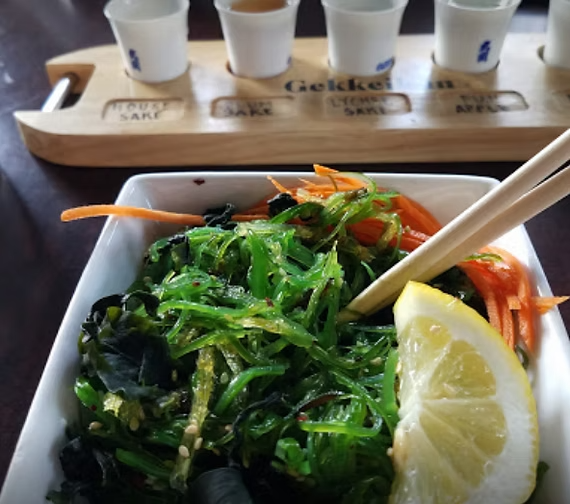 Seaweed salad with sake flight