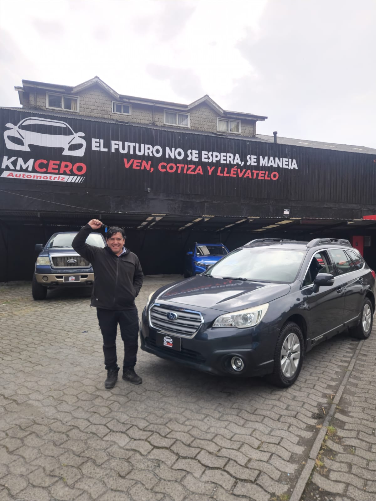 Cliente Kilometro Cero con su auto